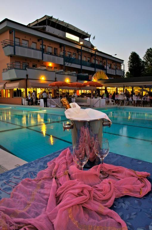 Hotel Serenissima Village Cesenatico Exterior foto
